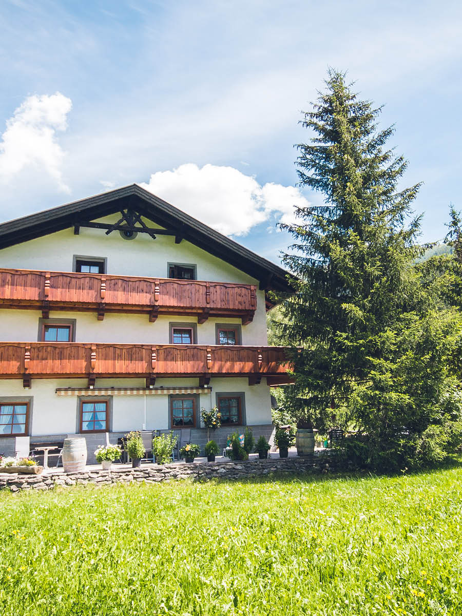 gaestehaus-fischer-aussenansicht-sommer-terrasse-c-tvb-wipptal-helena-beermeister