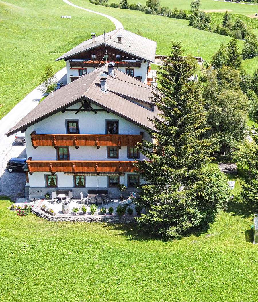 gaestehaus-fischer-aussenansicht-sommer-mit-baeumen-c-tvb-wipptal-helena-beermeister