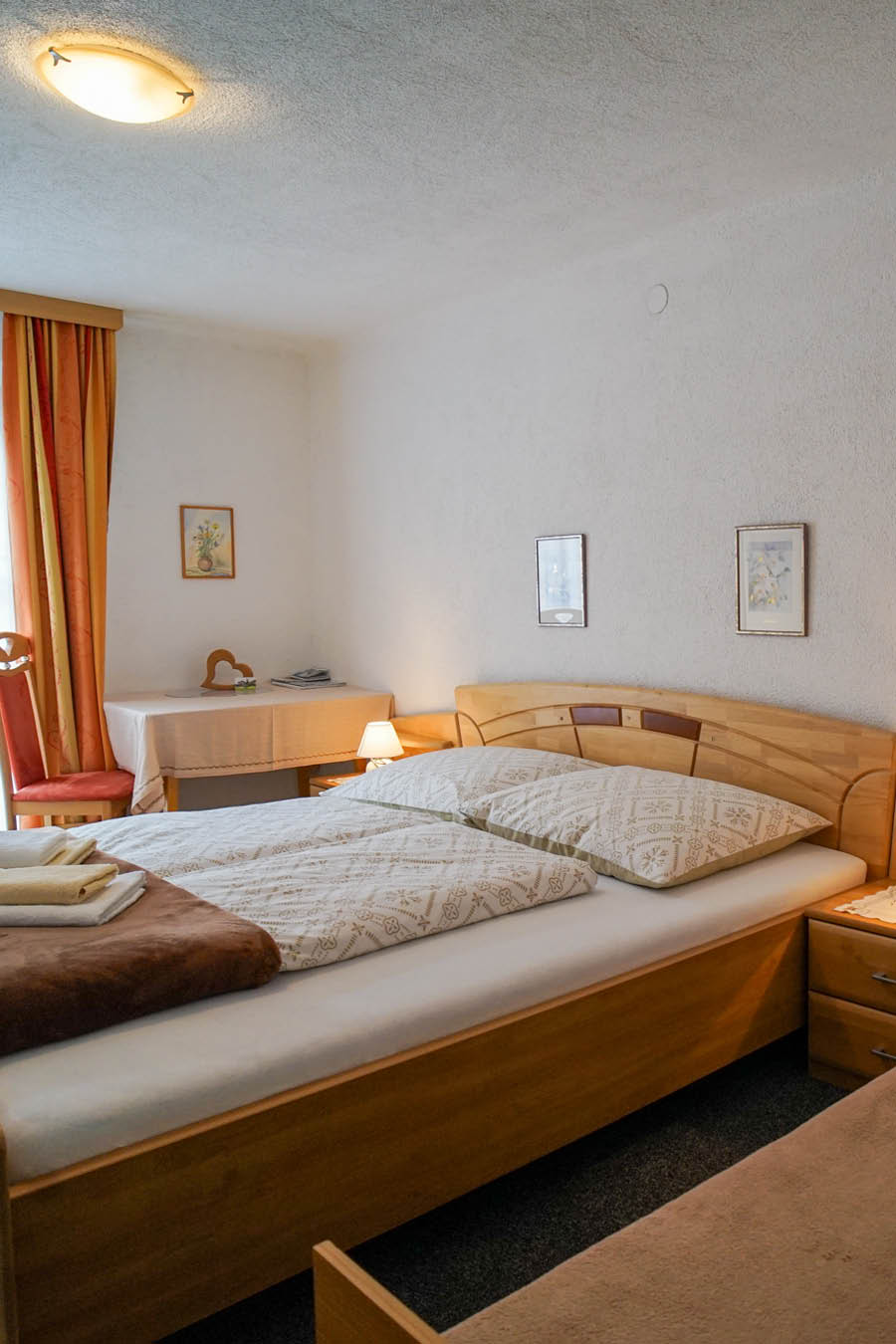 gaestehaus-fischer-doppelzimmer-blick-ins-zimmer-c-tvb-wipptal-laura-ribis