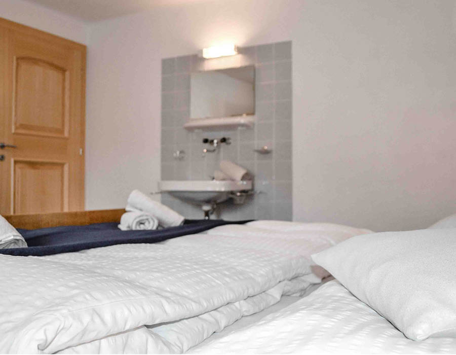 gaestehaus-fischer-doppelzimmer-mit-waschbecken-c-tvb-wipptal-laura-ribis