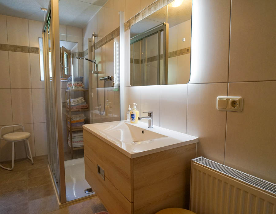 gaestehaus-fischer-gemeinschaftsbad-badezimmer-mit-dusche-und-wc-c-tvb-wipptal-laura-ribis