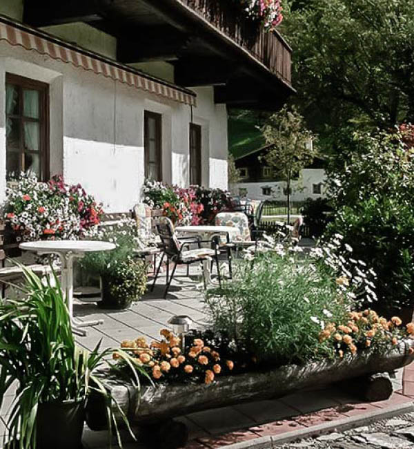 gaestehaus-fischer-terrassenansicht-sommer-mit-baeumen-c-tvb